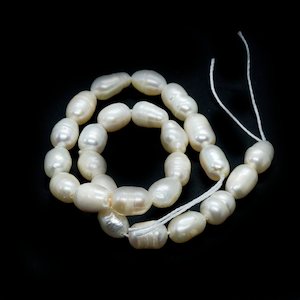 Natural Cultured Freshwater Pearls - Rice 6-7mm x 5-5.5mm