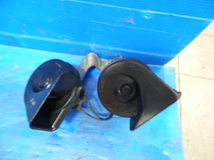 Motor vehicle part dealing - used: 2008 Ford Mondeo Horn