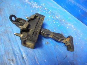 Motor vehicle part dealing - used: 2009 Ford Falcon Door Hinge Runner