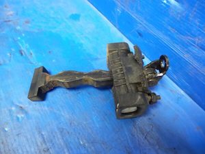 Motor vehicle part dealing - used: 2011 Ford Falcon Door Hinge Runner