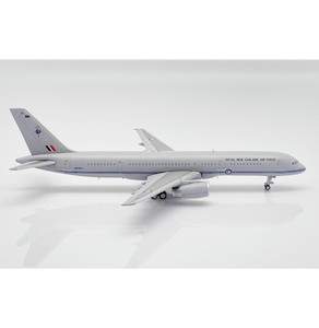 Hobby equipment and supply: Royal New Zealand Air Force Boeing 757-200 1: 400