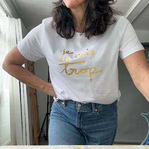 teeshirt: JE SUIS TROP preorder - crewneck WHITE w GOLD FOIL