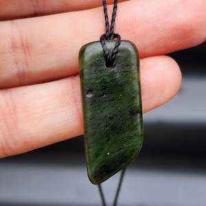 Nz Greenstone Pounamu: New Zealand Greenstone Pounamu Pendant Necklace (AJJC2137)