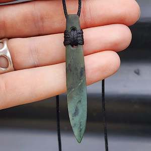 Nz Greenstone Pounamu: NZ Greenstone Pounamu Spear Pendant Necklace (N63)