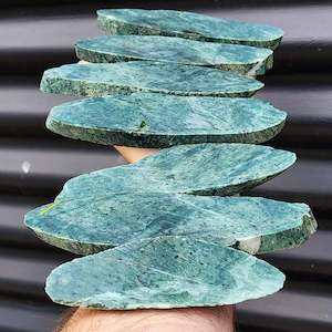 Raw Nz Greenstone Carving Slices: 1kg Raw New Zealand Greenstone / Pounamu Carving Slices (R14B69)