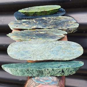 1kg Raw New Zealand Greenstone / Pounamu Carving Slices (R14B50)