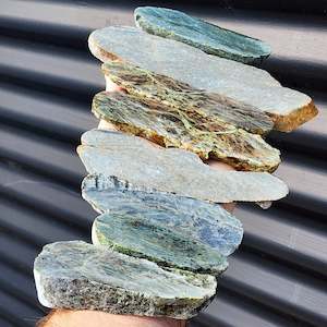 1kg Raw New Zealand Greenstone / Pounamu Carving Slices (R14B105)