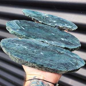 1kg Raw New Zealand Greenstone / Pounamu Carving Slices (R14B104)