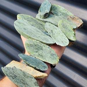 1kg Raw New Zealand Greenstone / Pounamu Carving Slices (R14B103)