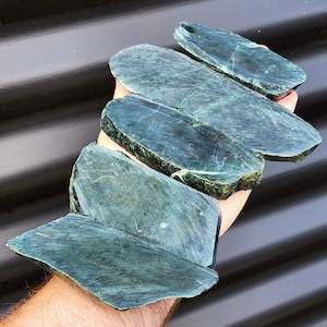 1kg Raw New Zealand Greenstone / Pounamu Carving Slices (R14B94)