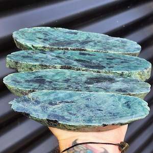 1kg Raw New Zealand Greenstone / Pounamu Carving Slices (R14B96)