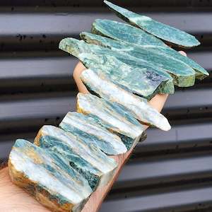 1kg Raw New Zealand Greenstone / Pounamu Carving Slices (R14B92)