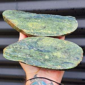 1kg Raw New Zealand Greenstone / Pounamu Carving Slices (R14B88)