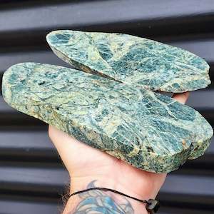 1kg Raw New Zealand Greenstone / Pounamu Carving Slices (R14B84)