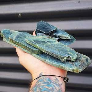 1kg Raw New Zealand Greenstone / Pounamu Carving Slices (R14B77)