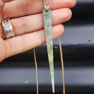 NZ Greenstone Pounamu Spear Pendant Necklace (N85)