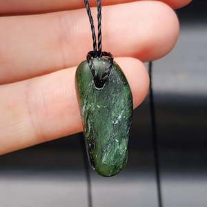 New Zealand Greenstone Pounamu Pendant Necklace (AJJC2206)