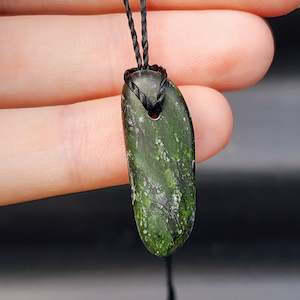 New Zealand Greenstone Pounamu Pendant Necklace (AJJC2179)