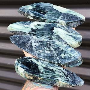 1146g Raw New Zealand Greenstone / Pounamu Carving Slices (R14B139)