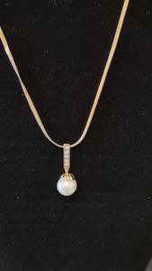 Jewellery: Pearl pendant