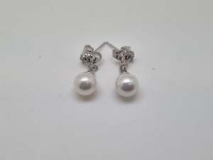 Pearl dangling earrings