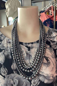 Carpet laying: AS Tilly Small Costume Pearl Necklace - Slate - SALE