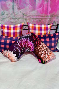 Carpet laying: Cotton - Tri Pillow Case - Purple Dahlia