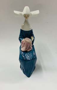 Lladro Nun doing needle work 5501