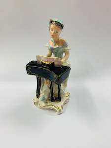 Antique: Wedgwood Piano player Spinet