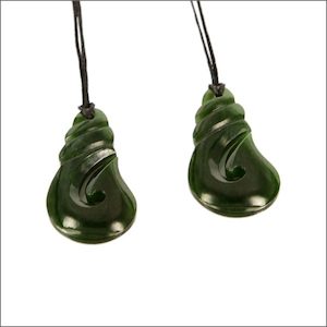 Small greenstone fishhook pendants - Aotearoa.co.nz