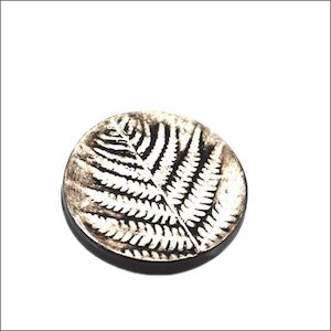 Round ceramic fern decoration - Aotearoa.co.nz