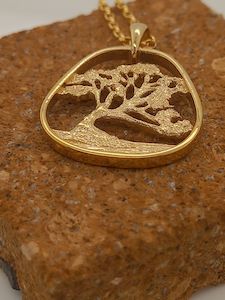 Jewellery manufacturing: Wanaka Tree Large Oval 9ct Yellow Gold Pendant and Chain