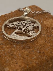 Wanaka Tree Large 9ct Yellow Gold Pendant and Chain