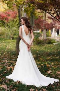 Felicity Ivory minimalist crepe wedding dress s8-10 Express NZ wide