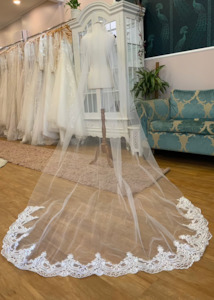 Luxurious scallop lace trim veil in white in 3 metre length Express NZ Wide