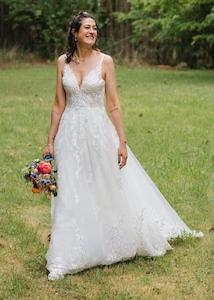 Laura ivory tulle and lace applique wedding dress size Express NZ wide