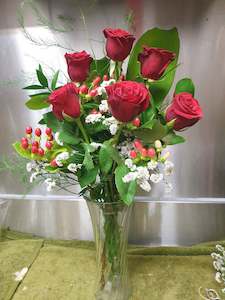 6 Roses in a glass vase