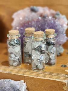 Crystal glass: Inclusion Quartz (Garden quartz) vial