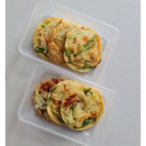 Takeaway food: Spring onion and seafood pancake (해물 파전)