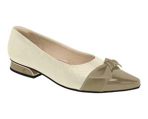 Shoe: Piccadilly Ref: 279028-02–Step into timeless sophistication with our exclusive white moccasin-inspired flats, perfect for both work and travel