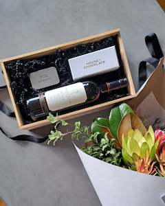 best gift basket: Sweet salty + sharp gift box + Bouquet