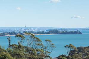 Balcony: Cable Bay House