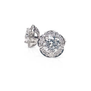 Flower diamond stud earrings