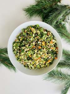 christmas: Raw detox salad with broccoli, cauliflower, carrot, kale, parsley, lemon, currants, almonds & seeds