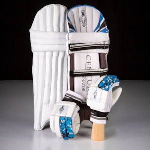 Sporting equipment: Centurion Senator Junior Pad & Glove Combo