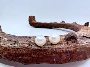 Freshwater Button Pearl Earrings | Small 7.5mm