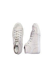 Clothing: Rackam Tendric Mid Sneaker