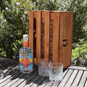 Gift Box – Koakoa Tīni Rēmana Gin 700ml +/- Glasses