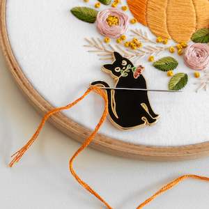 Craft material and supply: Black Cat Magnetic Needle Minder