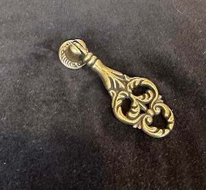 Furniture: DROP DRAWER PULL - VINTAGE BRASS FEATHERED